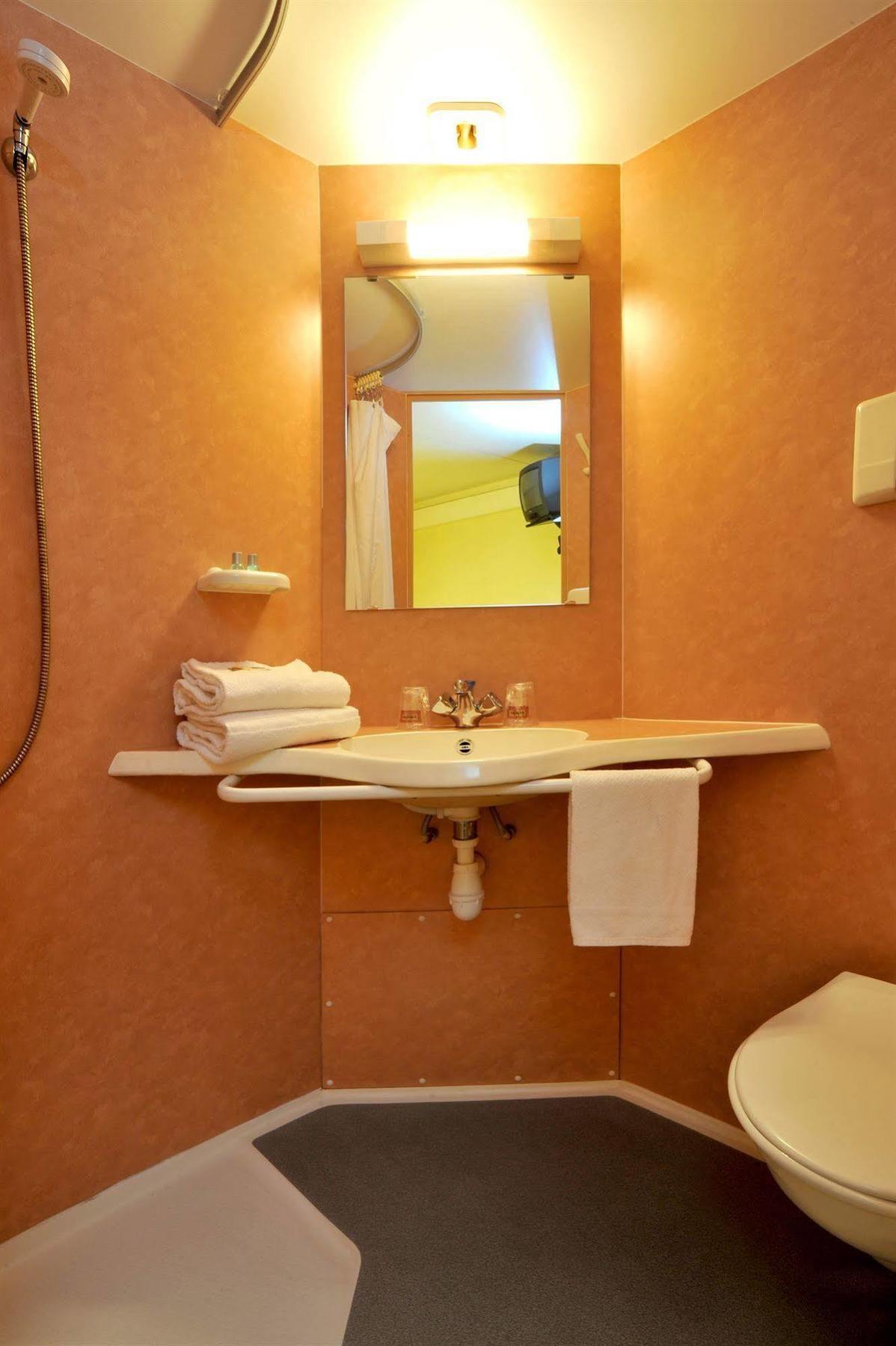 Hotel 4 Saisons Onet-le-Château Exteriör bild